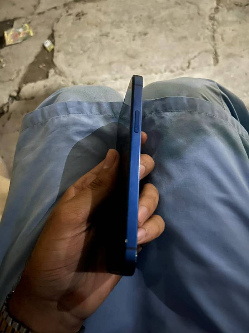 Apple iPhone 12 4