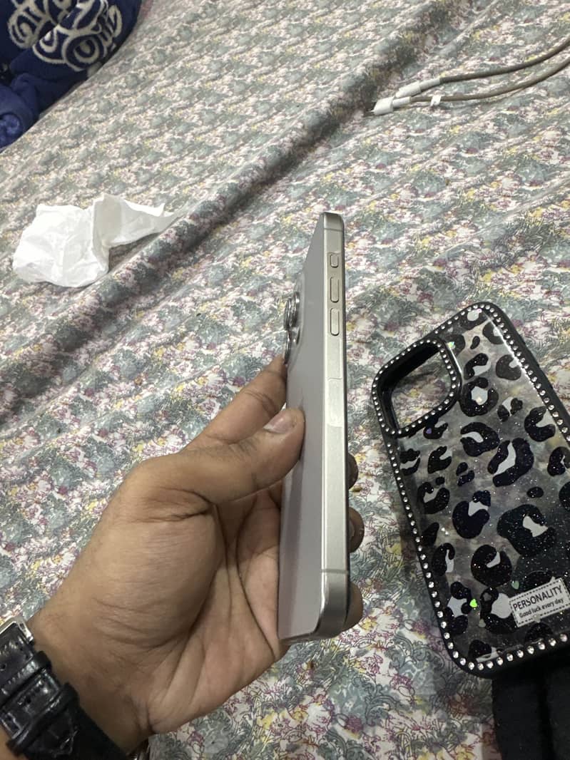 Apple iPhone 15 Pro Max 4
