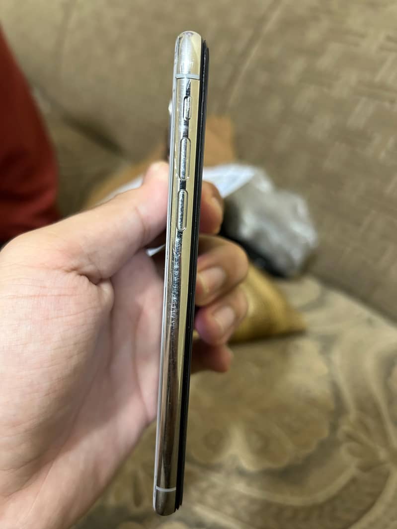 Apple iPhone XS 1