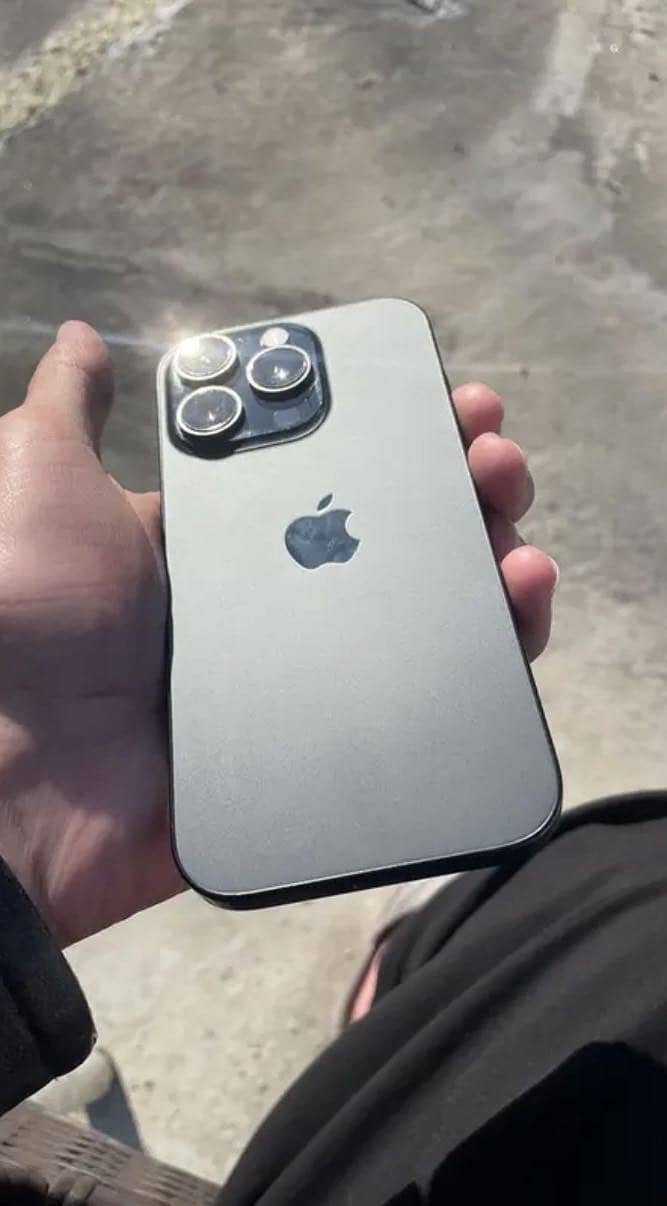 Apple iPhone 16 Pro 1