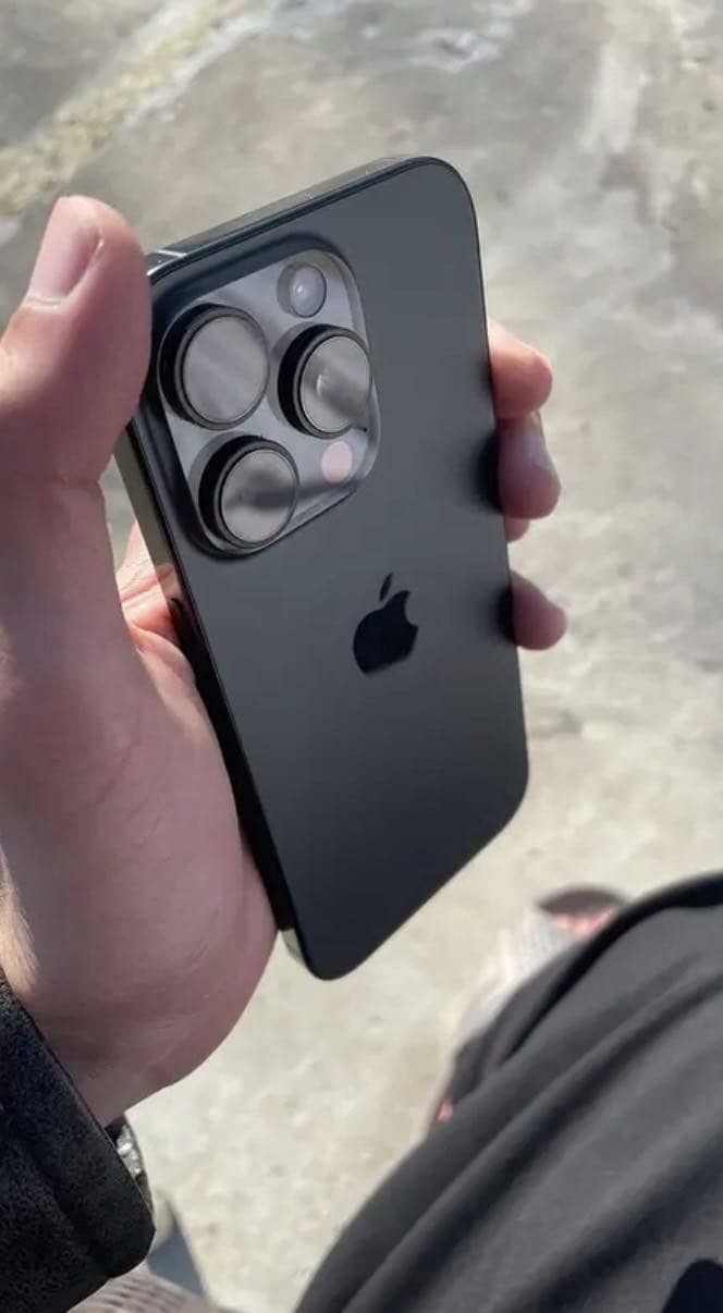 Apple iPhone 16 Pro 2