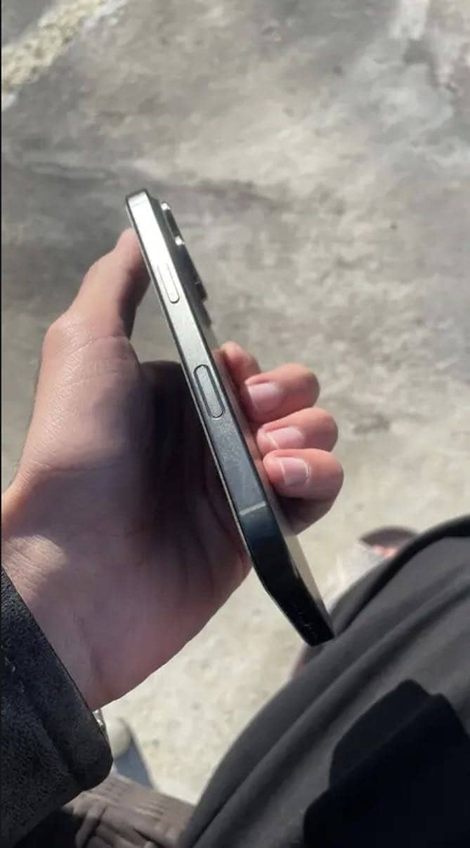 Apple iPhone 16 Pro 3