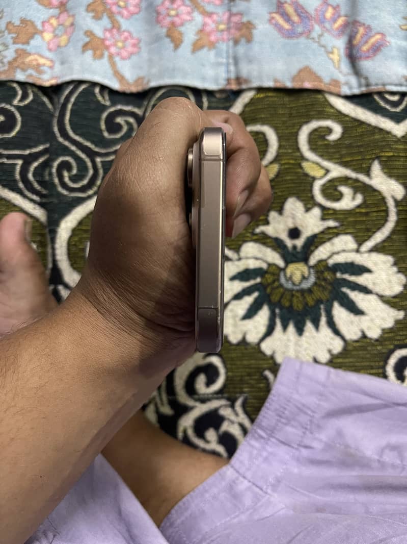 Apple iPhone 16 Pro Max 2