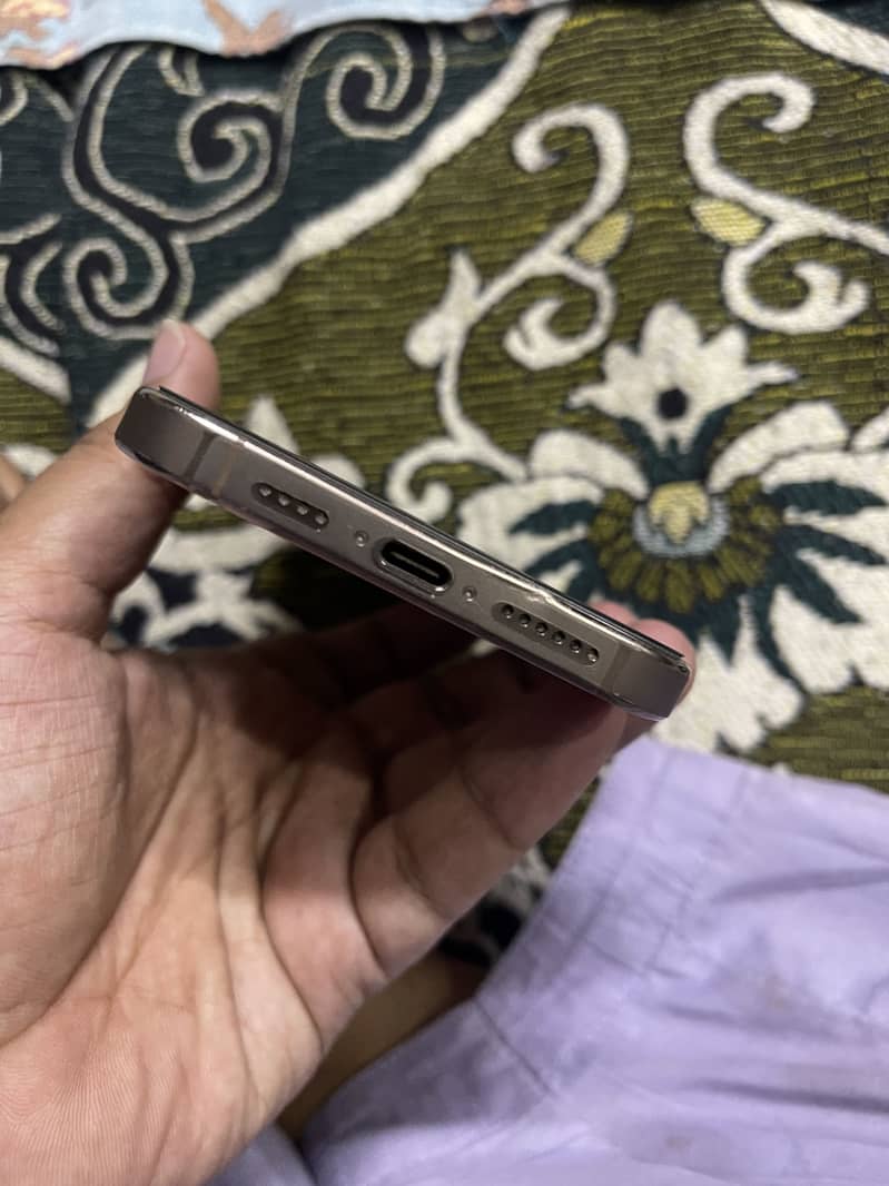 Apple iPhone 16 Pro Max 3