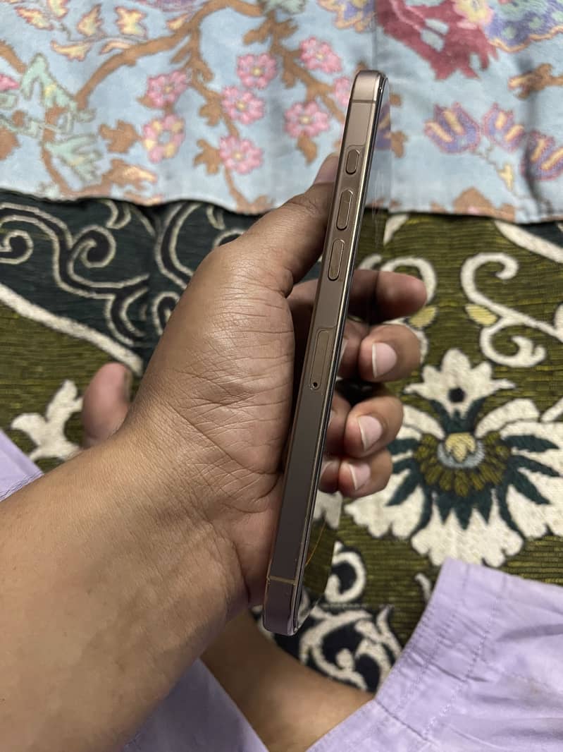 Apple iPhone 16 Pro Max 4