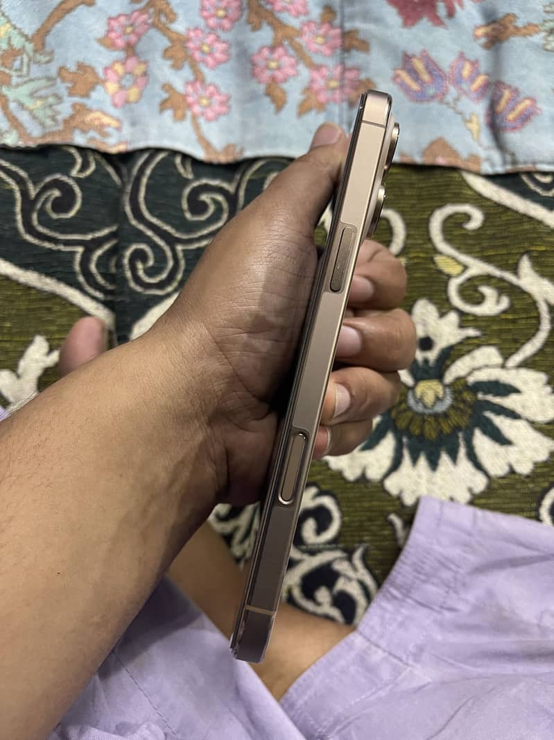 Apple iPhone 16 Pro Max 6