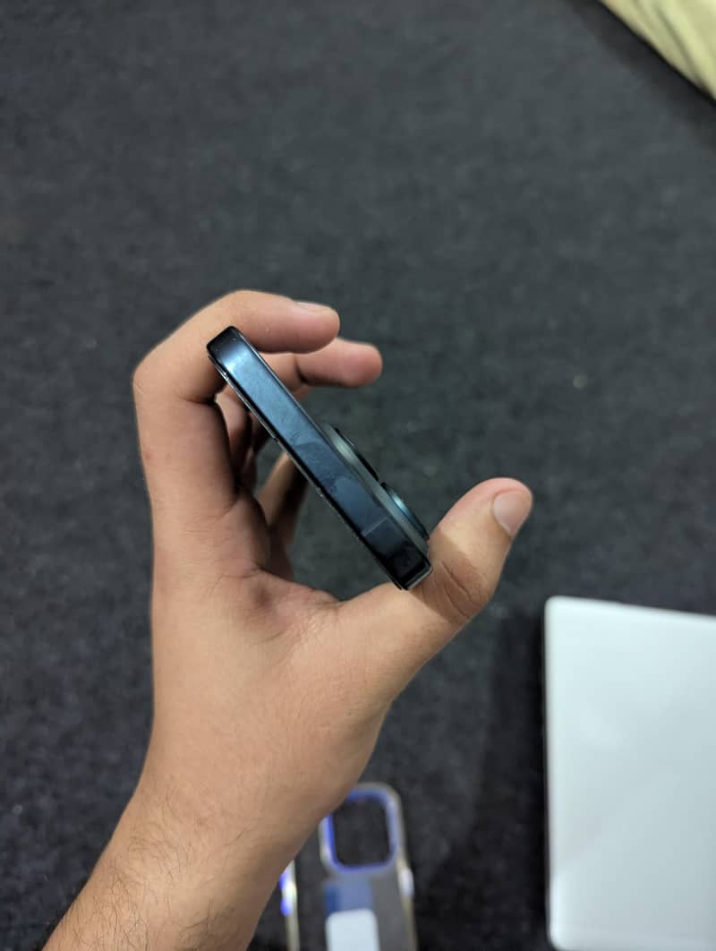 Apple iPhone 15 Pro 4