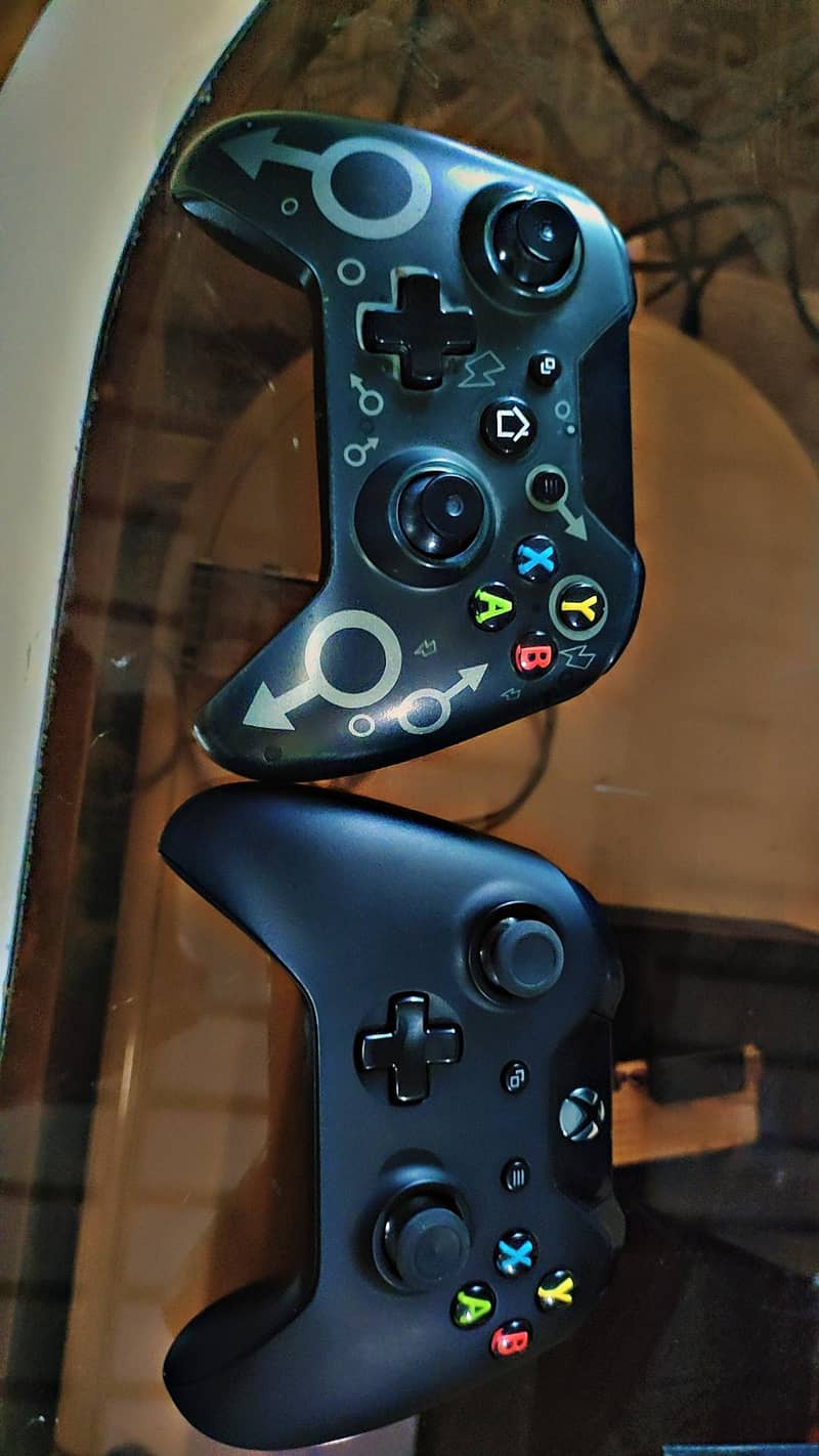 XBOX 1TB WITH TWO WIRELESS CONTROLLERS 4