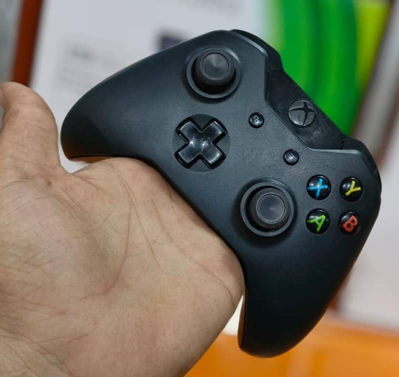 XBOX 1TB WITH TWO WIRELESS CONTROLLERS 6