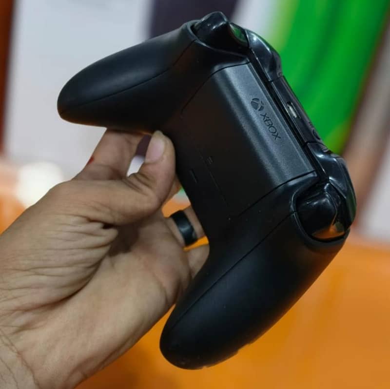 XBOX 1TB WITH TWO WIRELESS CONTROLLERS 7