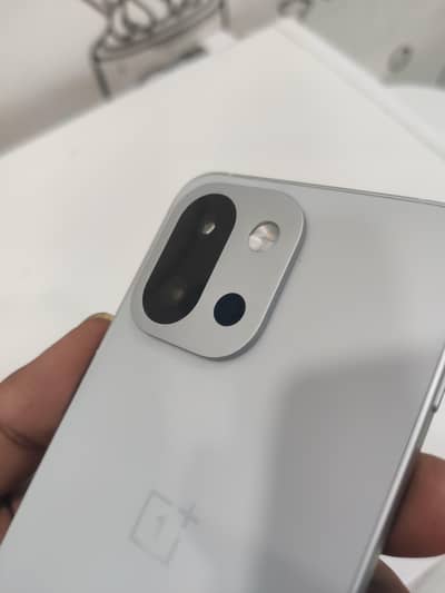 One Plus 13t   (4month sim time ) box and original charge sath hy