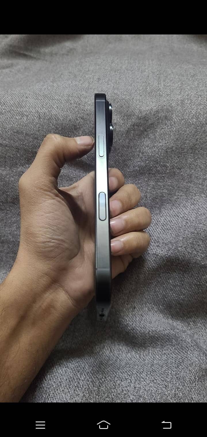 Apple iPhone 16 Pro 3