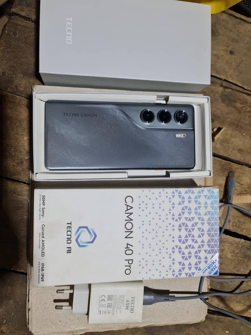 Tecno CAMON 40 Pro 1