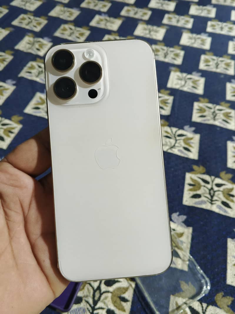 Apple iPhone 16 Pro Max 4