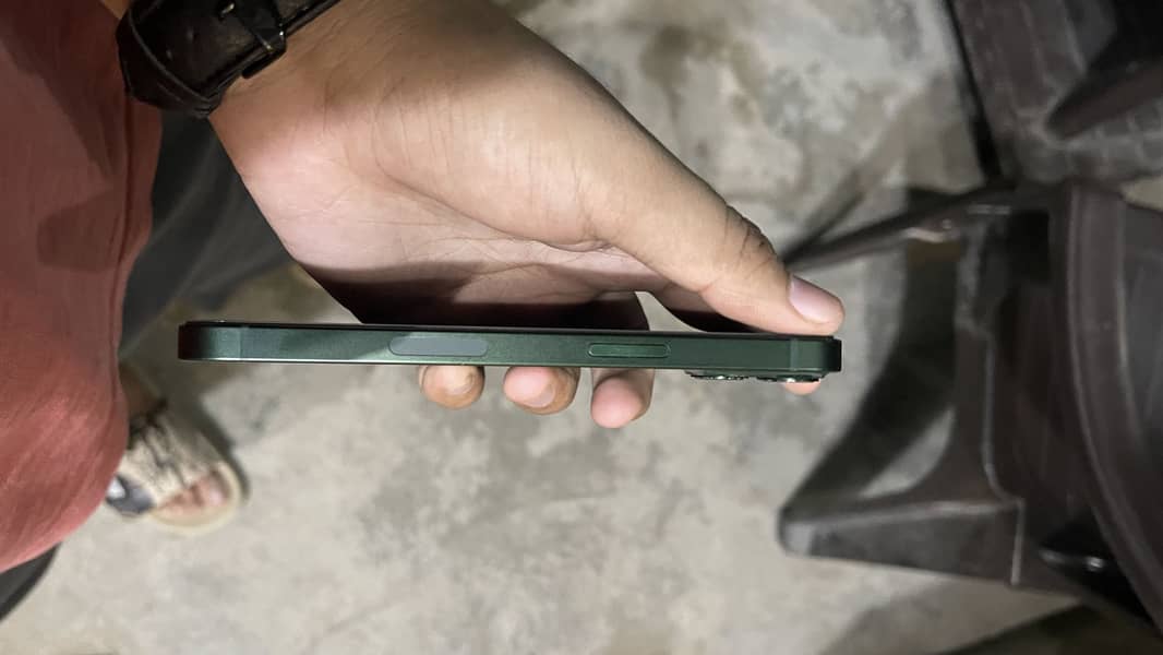 Apple iPhone 13 5