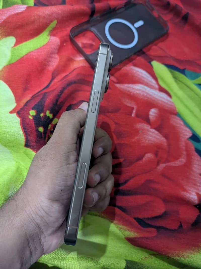 Apple iPhone 16 Pro Max 4