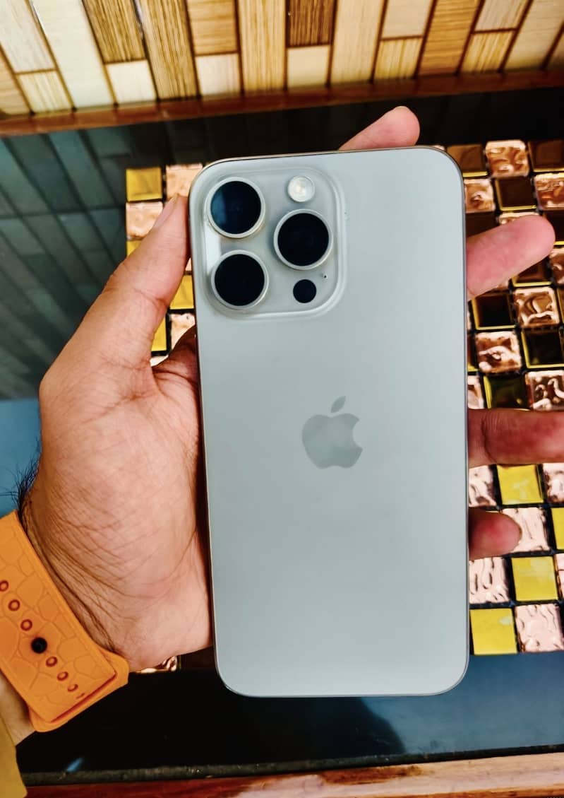iPhone 15 Pro Max 4