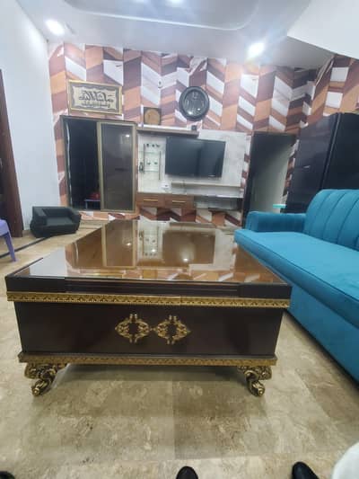 Centr table new condision only 1 month use jaga kam ki wja sa sale krn