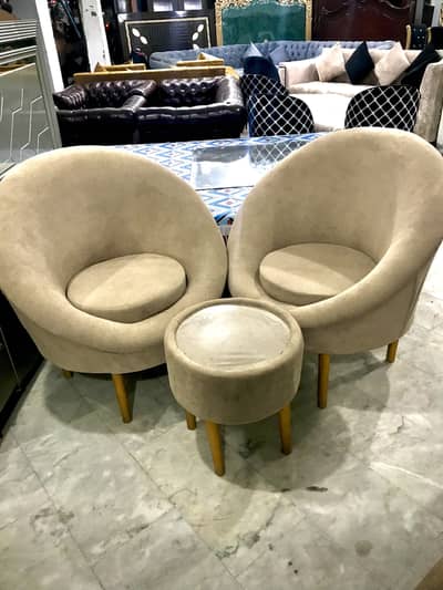 2 SEATS WITH 1 ROUND TABLE
