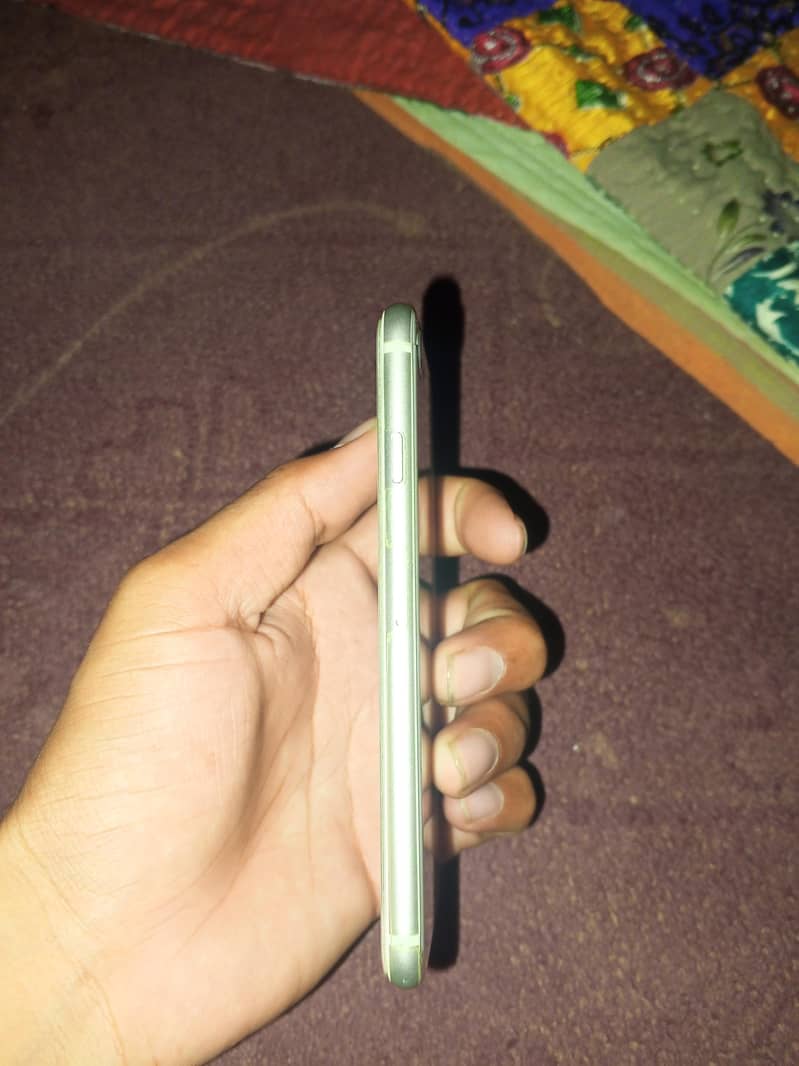Apple iPhone 8 3
