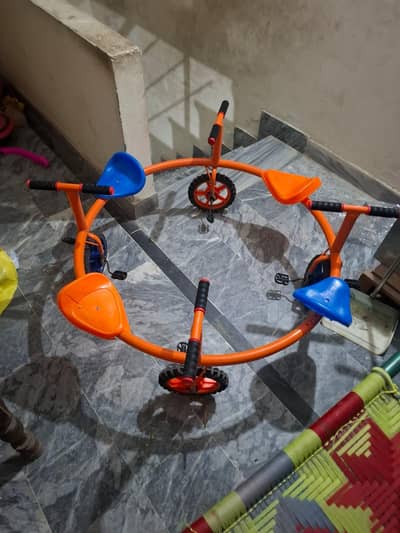Kids revolving cycle