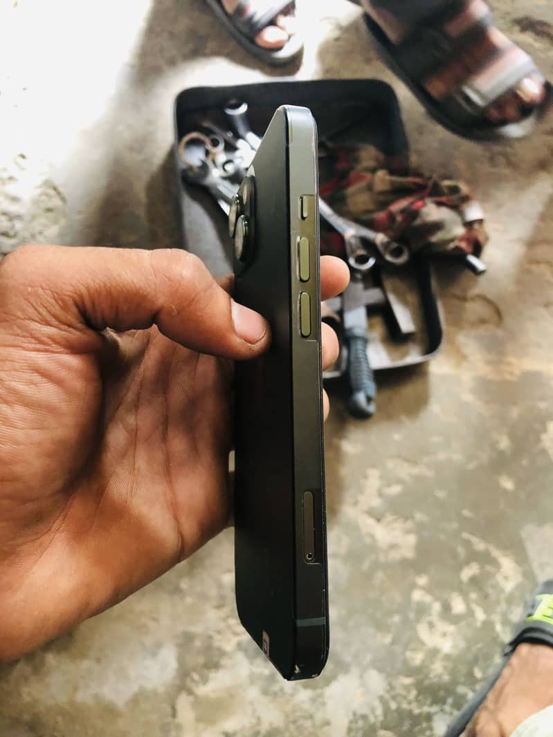 Apple iPhone 13 4