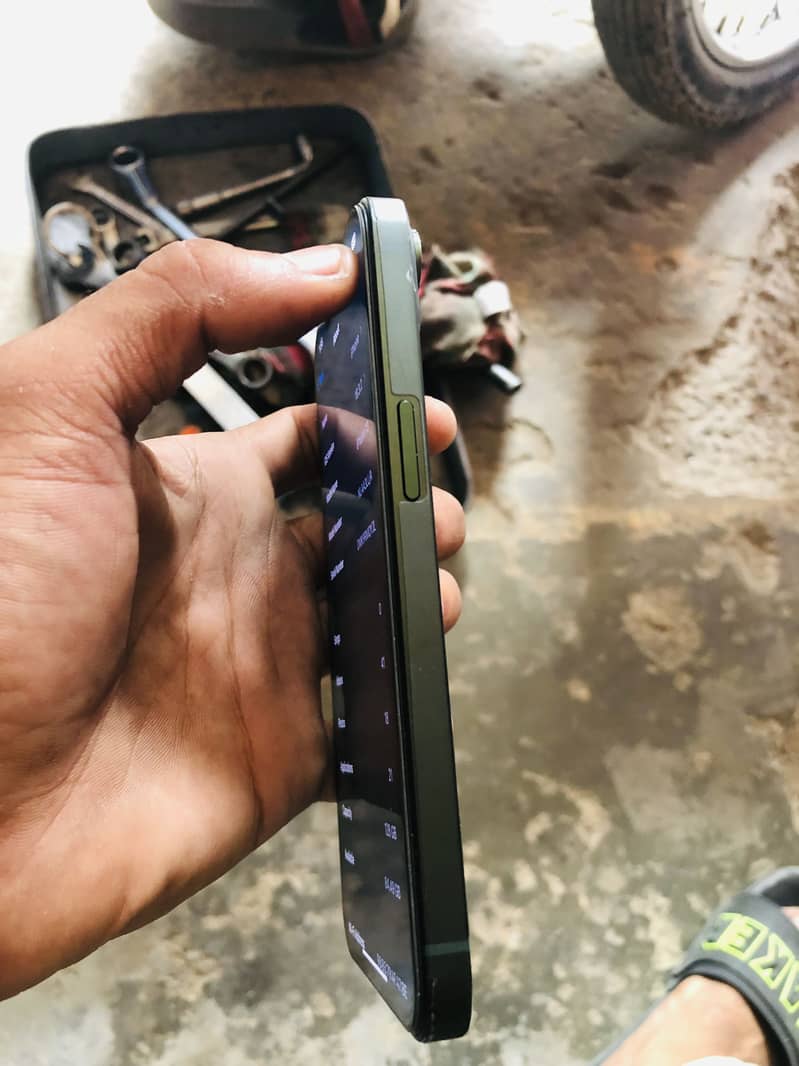 Apple iPhone 13 7