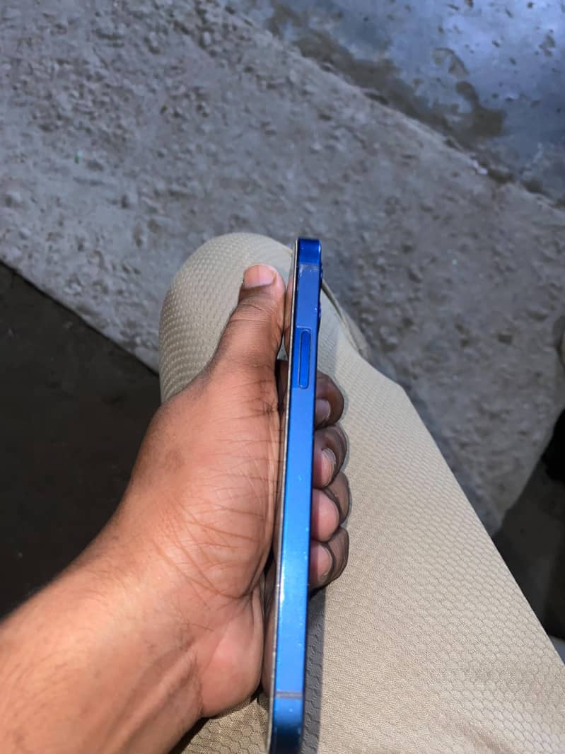 Apple iPhone 12 4