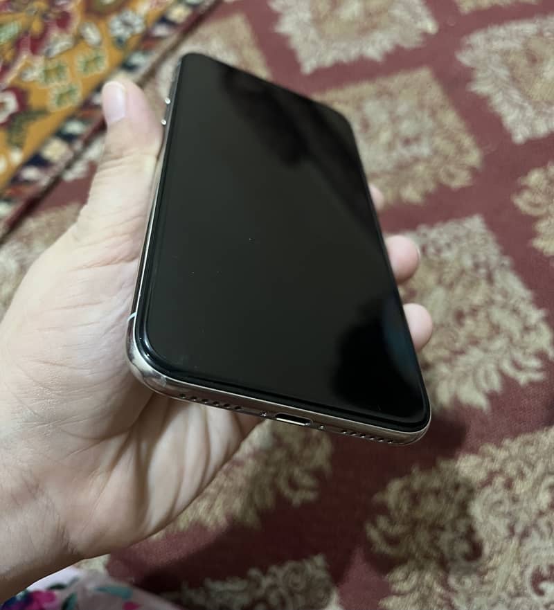 Apple iPhone X 4