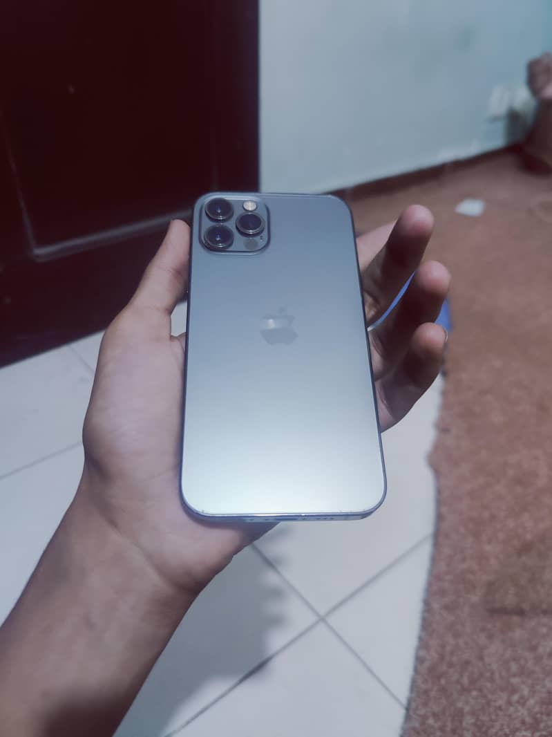 Apple iPhone 12 4