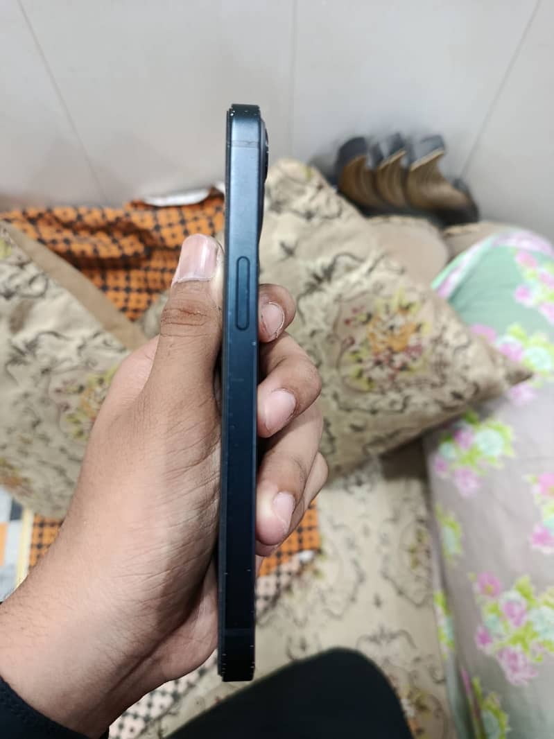 Apple iPhone 13 2