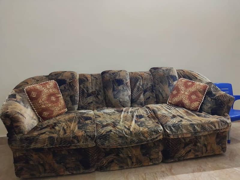 Beautiful Patterned Sofa Set - Comfortable & Well-Maintained 0