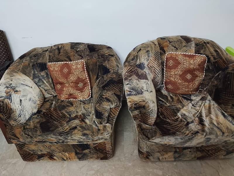 Beautiful Patterned Sofa Set - Comfortable & Well-Maintained 1