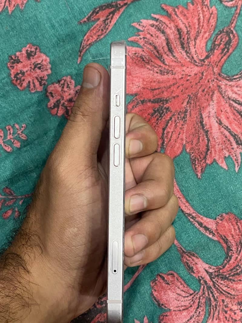 Apple iPhone 13 4