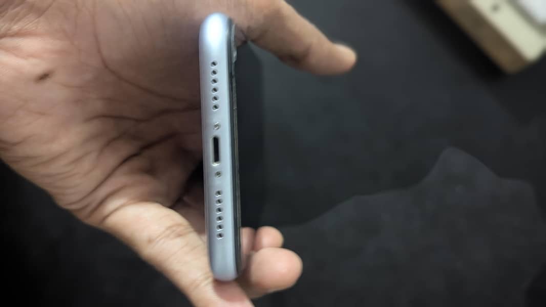 Apple iPhone 11 4