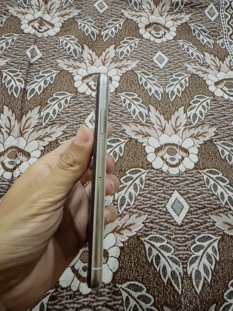 Apple iPhone X 4