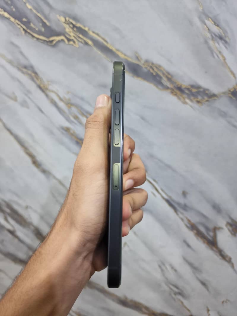Apple iPhone 16 Pro Max 1