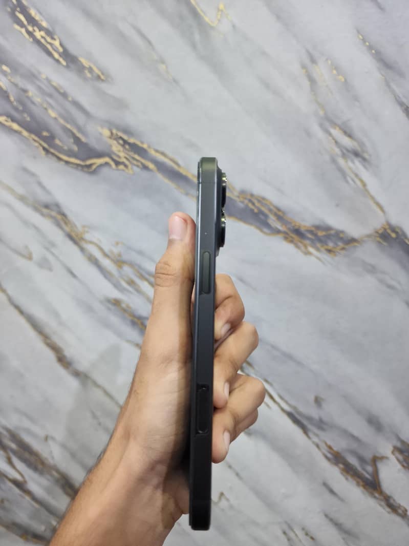 Apple iPhone 16 Pro Max 3