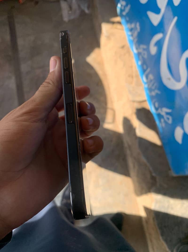 Apple iPhone 15 Pro Max 4