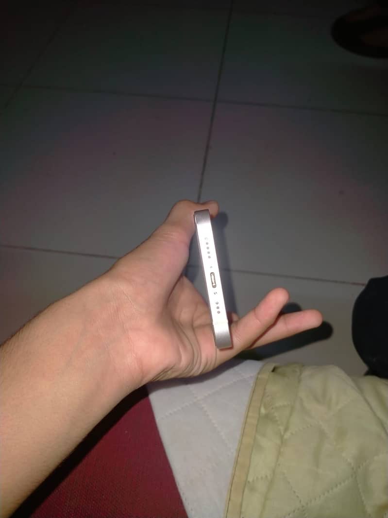 Apple iPhone 13 4
