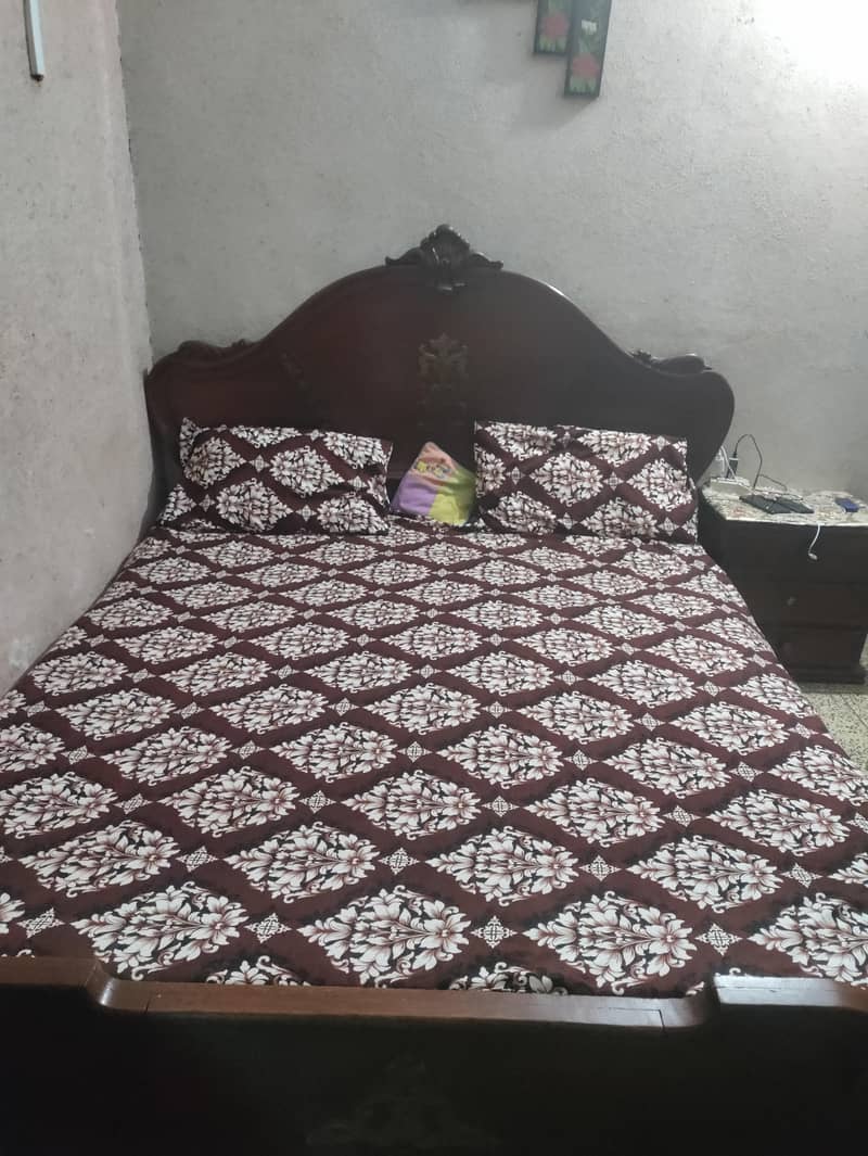 Wooden solid king size bed 0