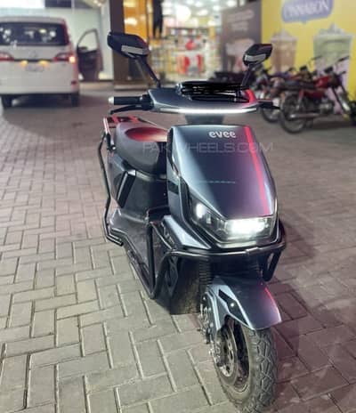 Evee GenZ Scooty with Safety Grill like Brand New Fresh Condition10/10