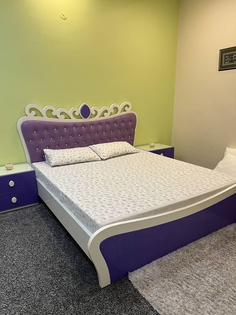 Queen size bed 0