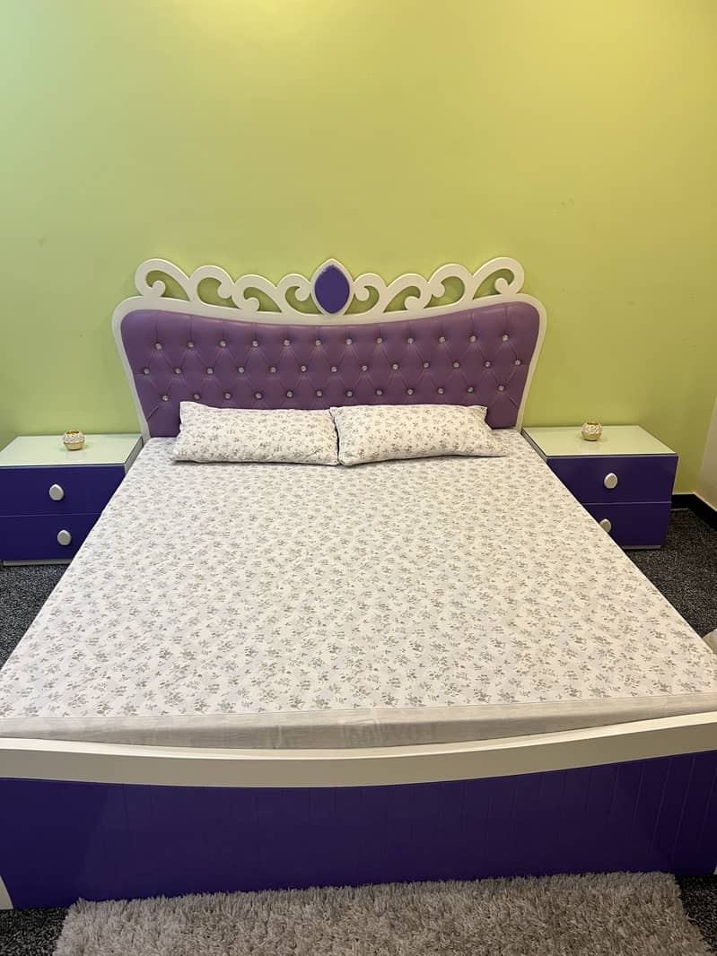 Queen size bed 1