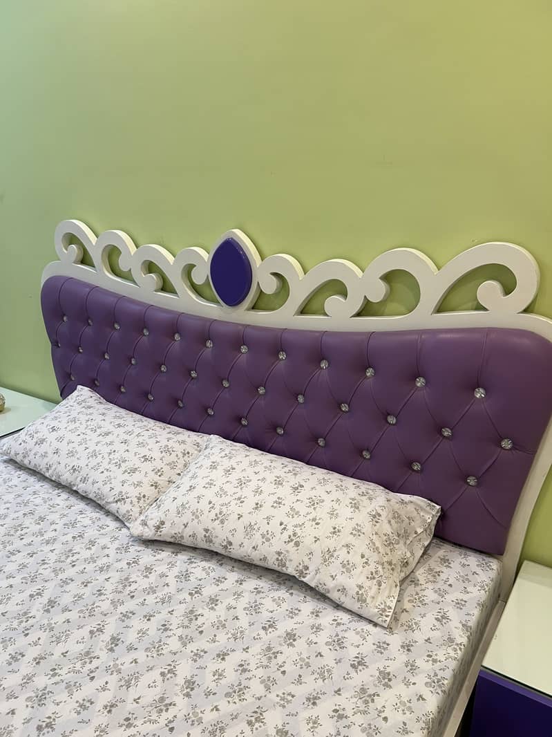 Queen size bed 2