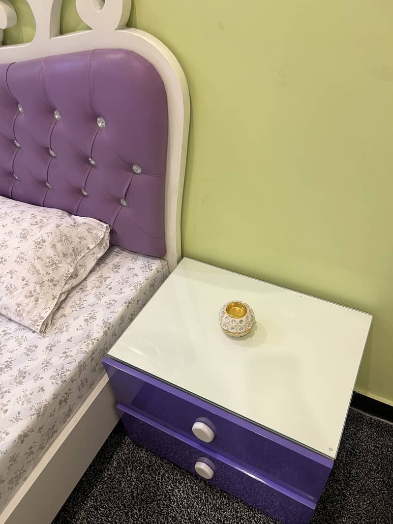 Queen size bed 3