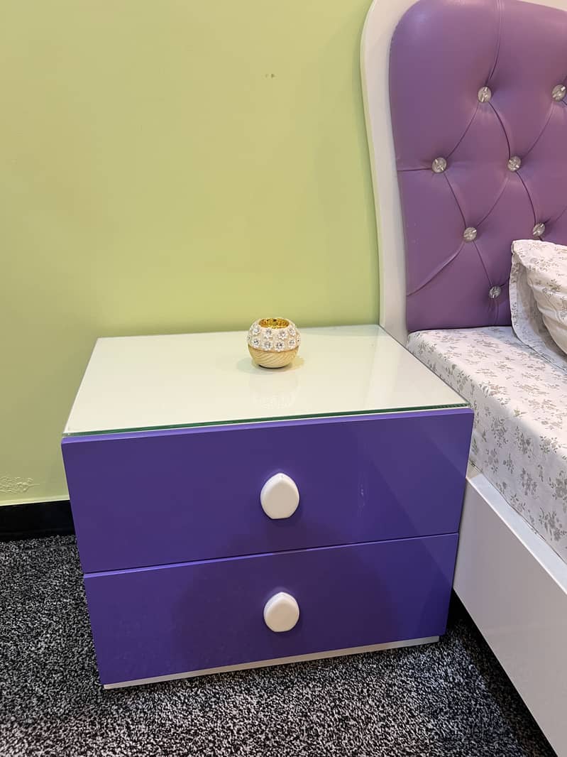 Queen size bed 4