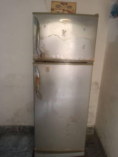 Frige for sale acha condition ma full setep Singer company.
