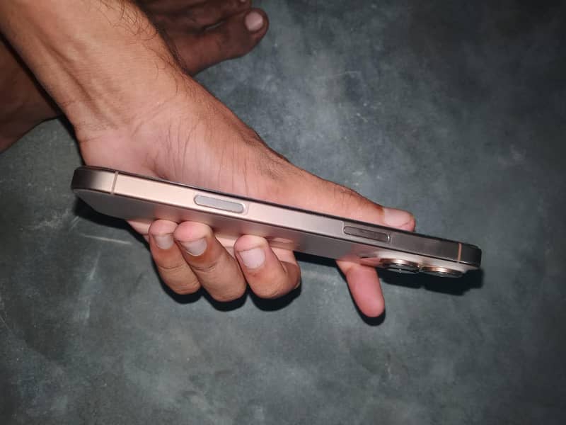 Apple iPhone 16 Pro Max 0