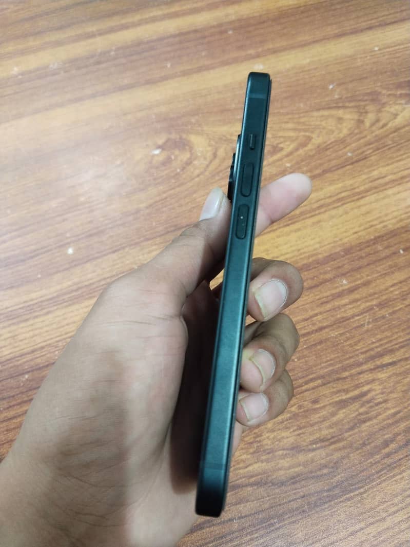 Apple iPhone 15 4